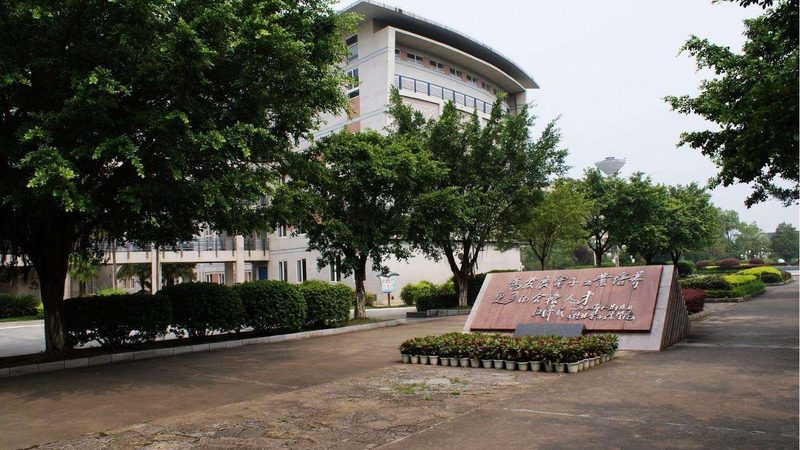 热敏电阻与压敏电阻：型号解析与应用场景**